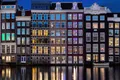 Les maisons colorées au bord de l'eau à Amsterdam, à l'heure bleue