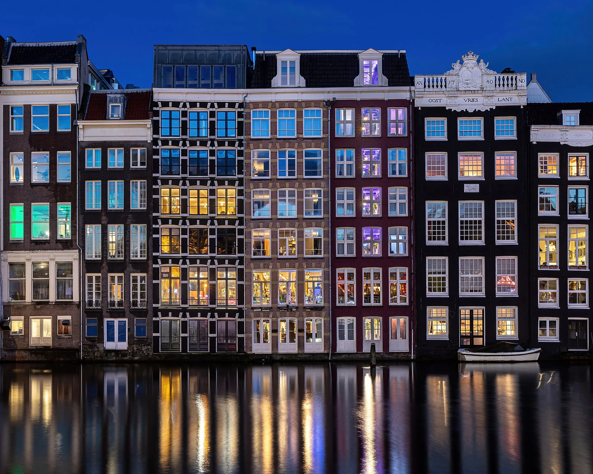 Les maisons colorées au bord de l'eau à Amsterdam, à l'heure bleue