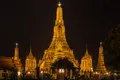 Le temple Wat Arun illuminé la nuit à Bangkok