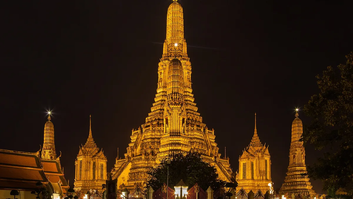 Le temple Wat Arun illuminé la nuit à Bangkok
