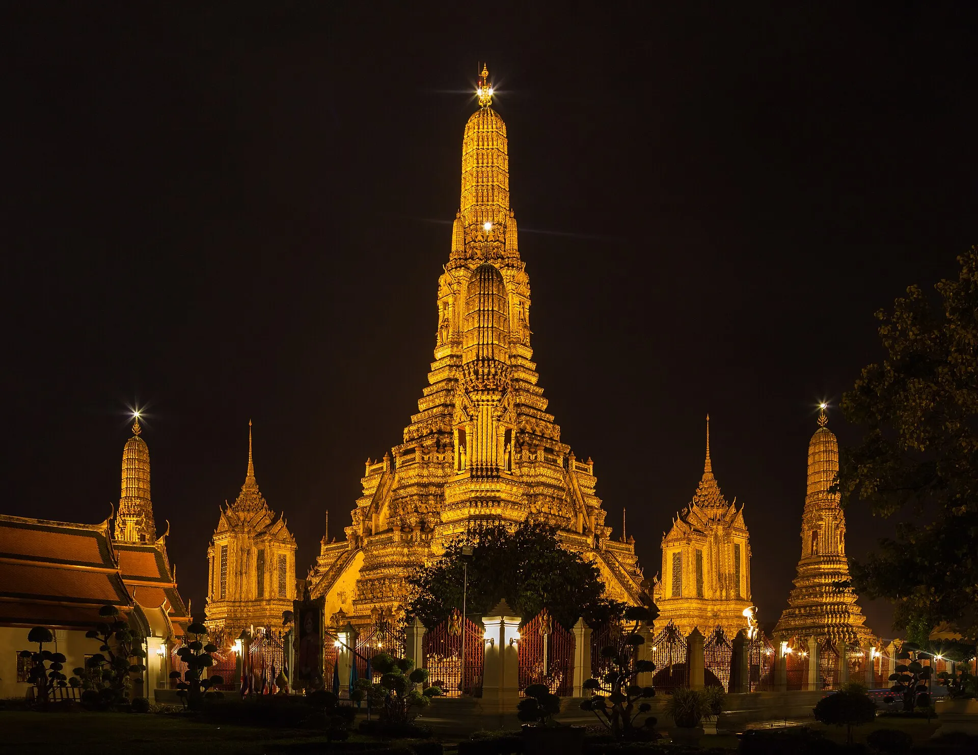Le temple Wat Arun illuminé la nuit à Bangkok