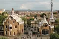Les maisons du parc Güell dessinées par Gaudí, avec Barcelone en arrière-plan