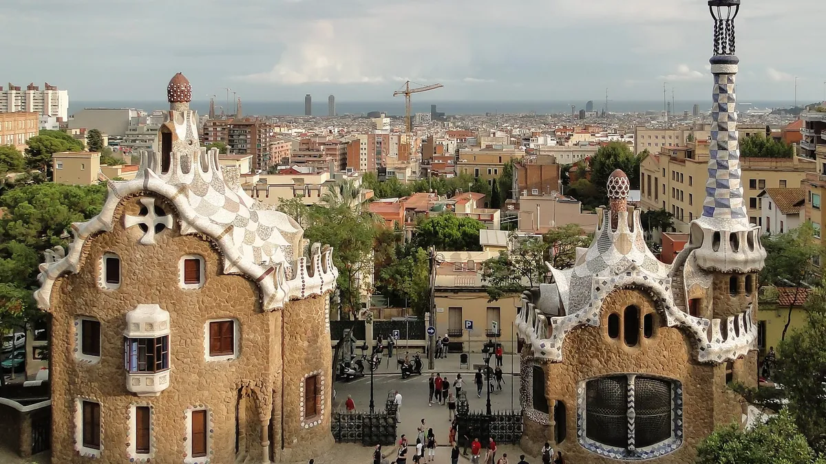 Les maisons du parc Güell dessinées par Gaudí, avec Barcelone en arrière-plan