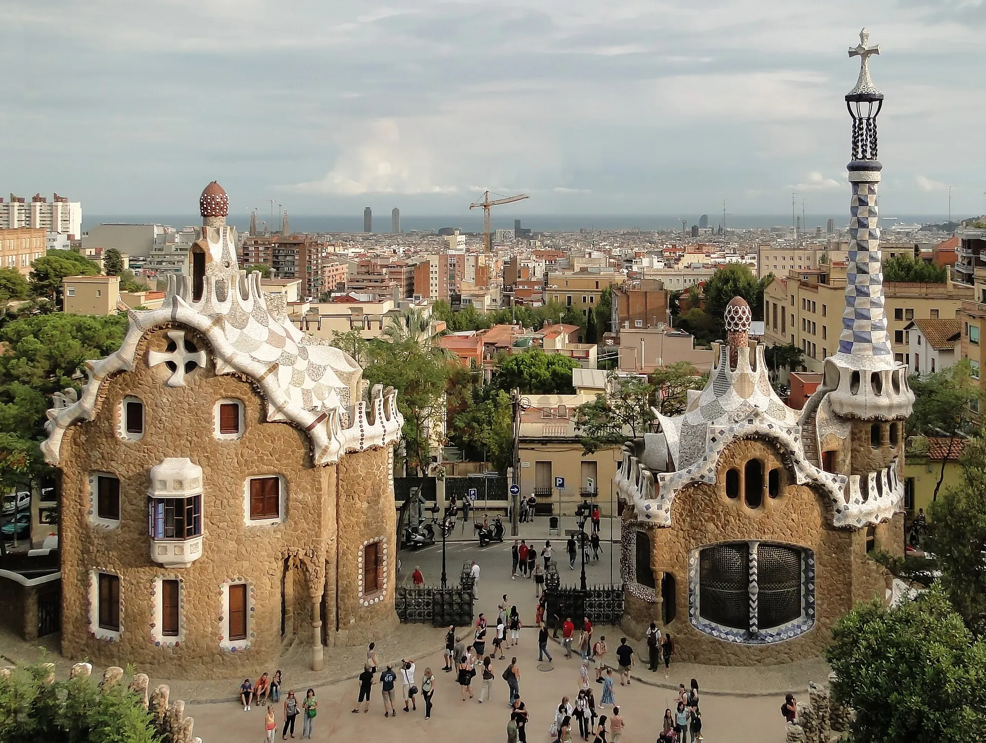 Les maisons du parc Güell dessinées par Gaudí, avec Barcelone en arrière-plan