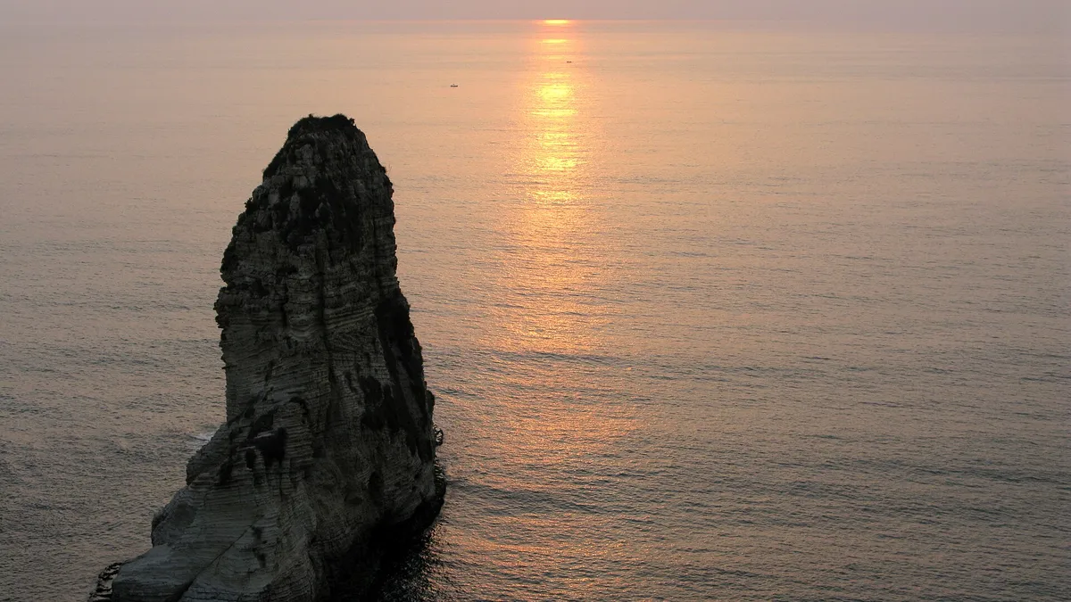 Les rochers de la Grotte aux pigeons à Beyrouth au coucher du soleil