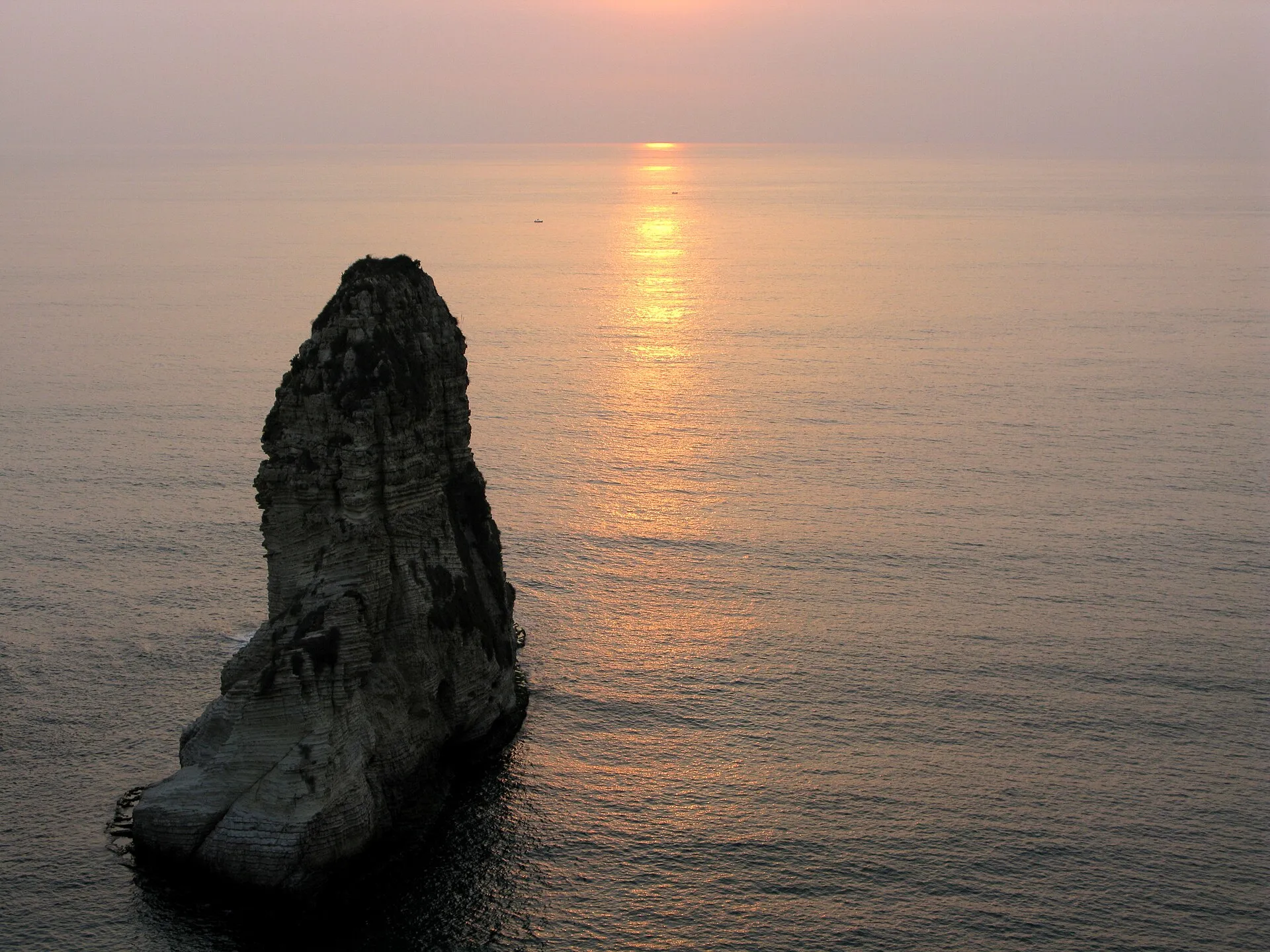 Les rochers de la Grotte aux pigeons à Beyrouth au coucher du soleil
