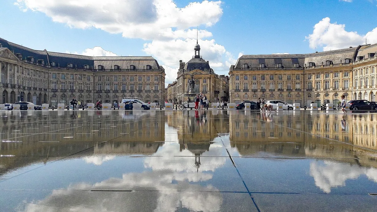 La place de la Bourse se reflétant dans le miroir d'eau