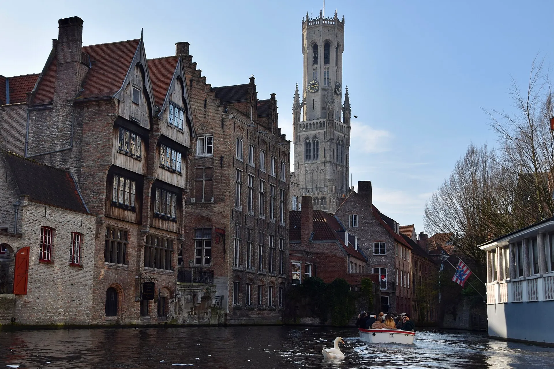 Le canal du Rozenhoedkaai et le beffroi de Bruges