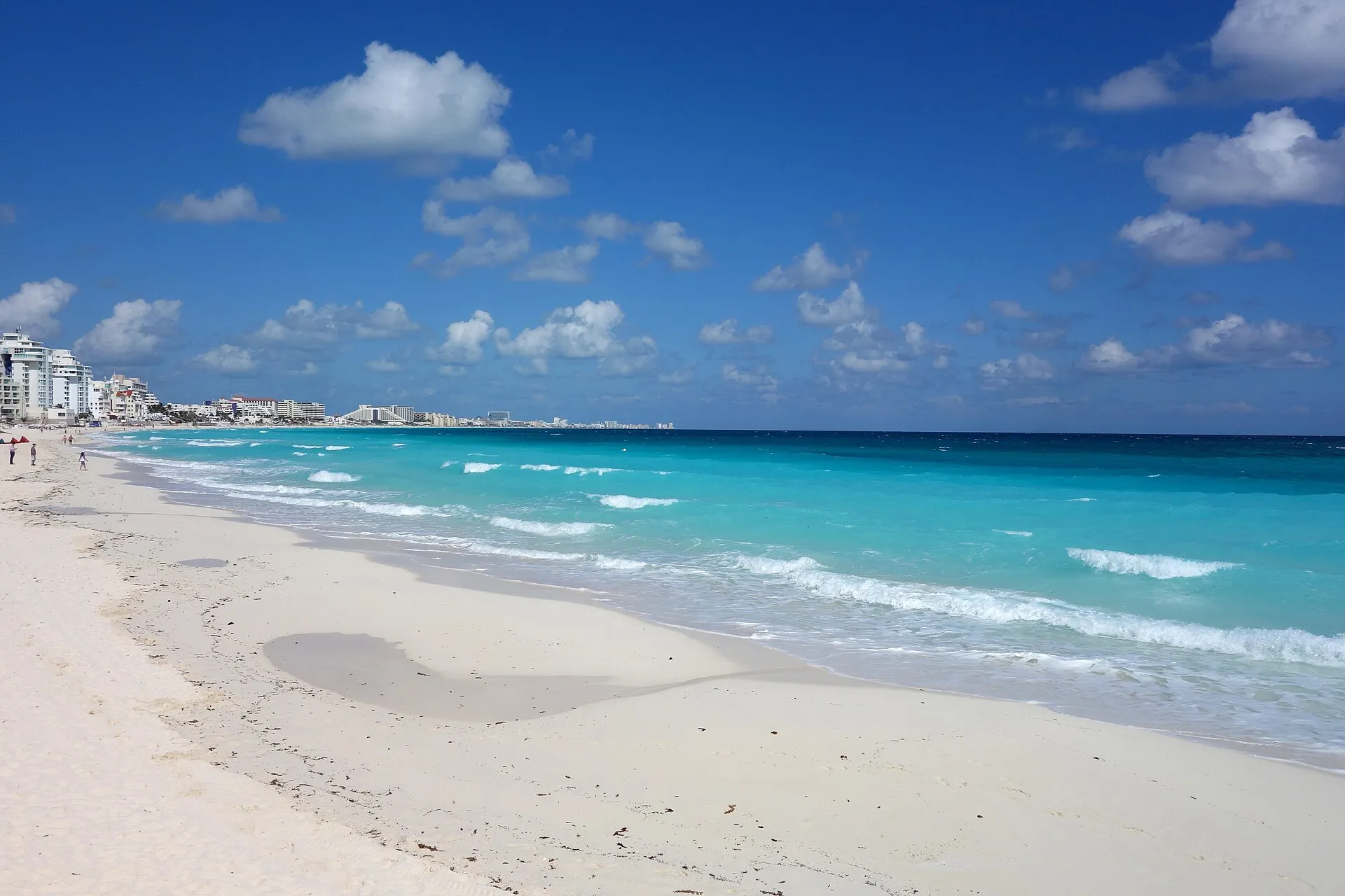 La plage de sable blanc et la mer turquoise de Cancún