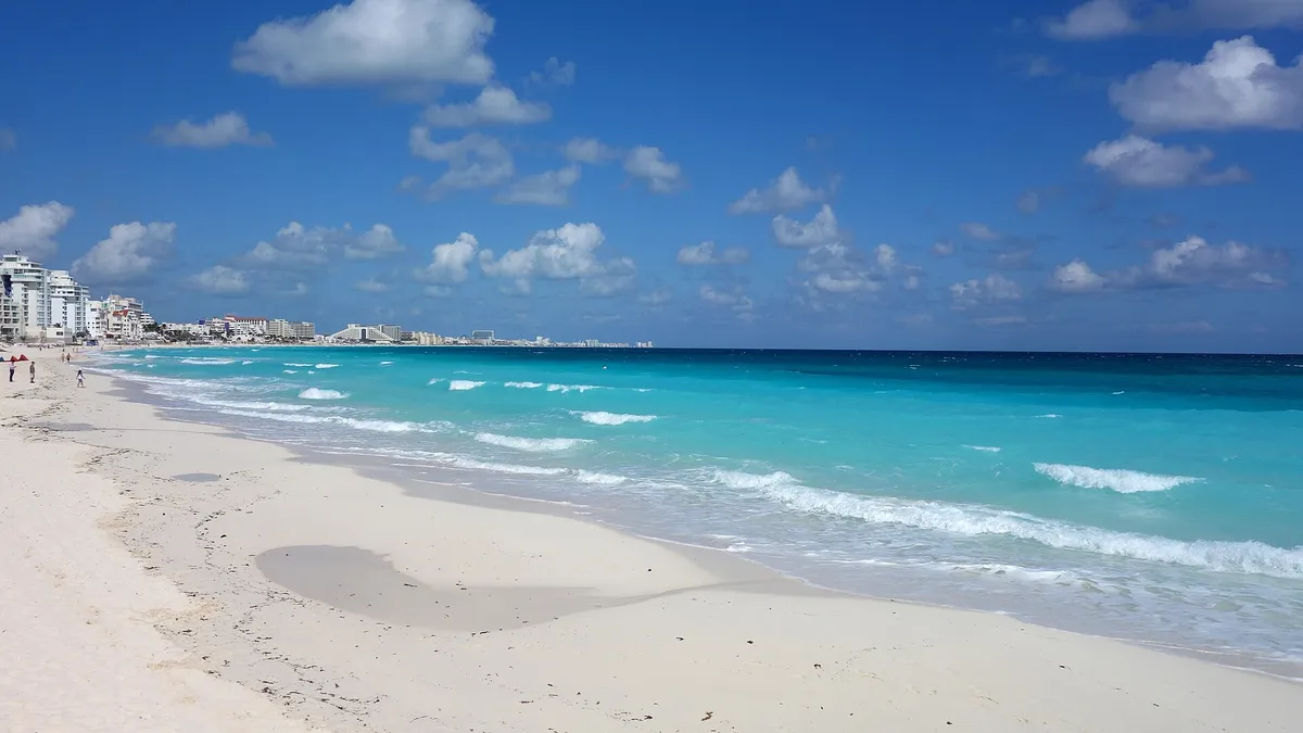 La plage de sable blanc et la mer turquoise de Cancún