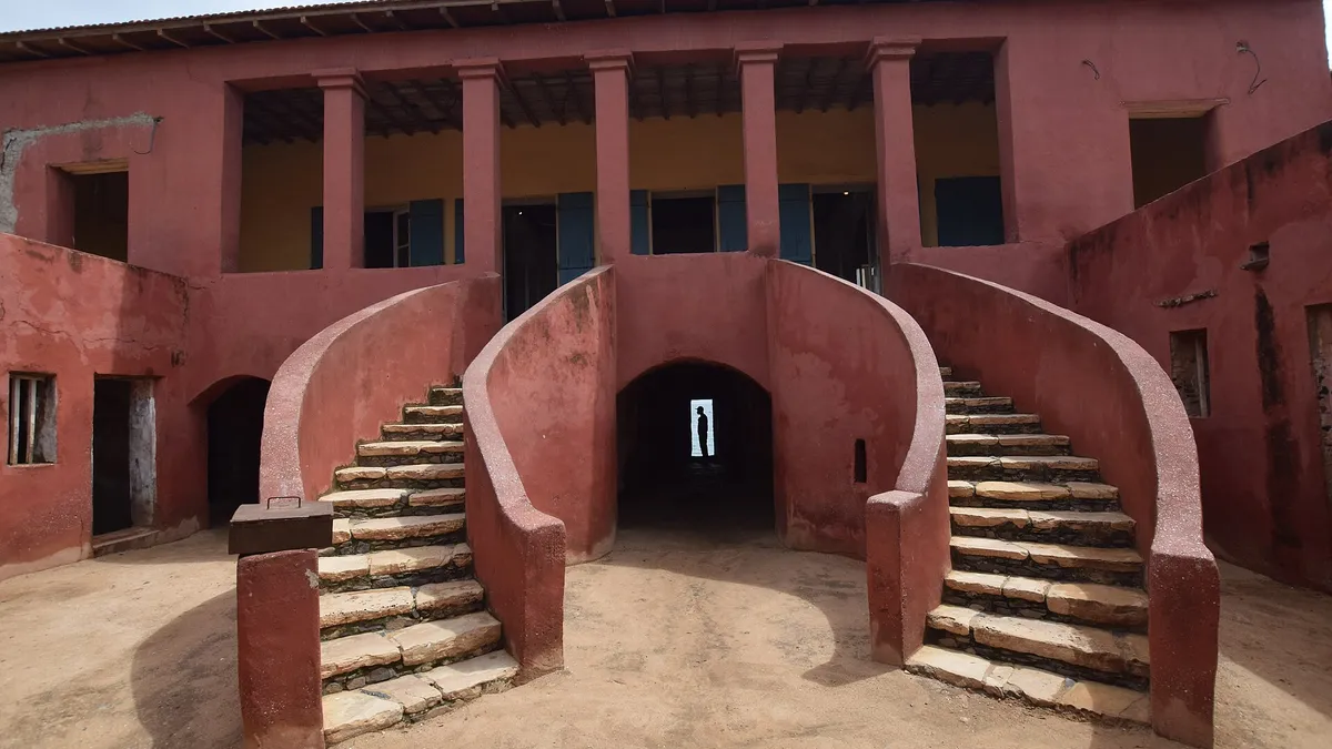 La Maison des Esclaves et son escalier, sur l'île de Gorée, à Dakar