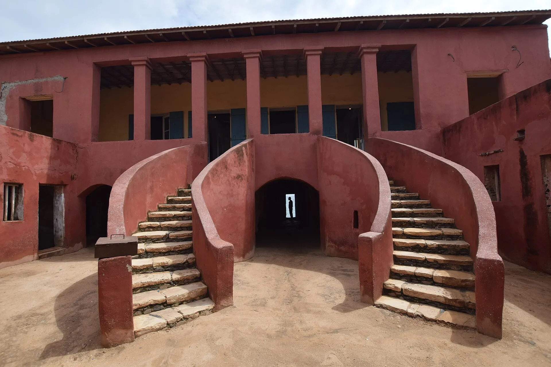 La Maison des Esclaves et son escalier, sur l'île de Gorée, à Dakar