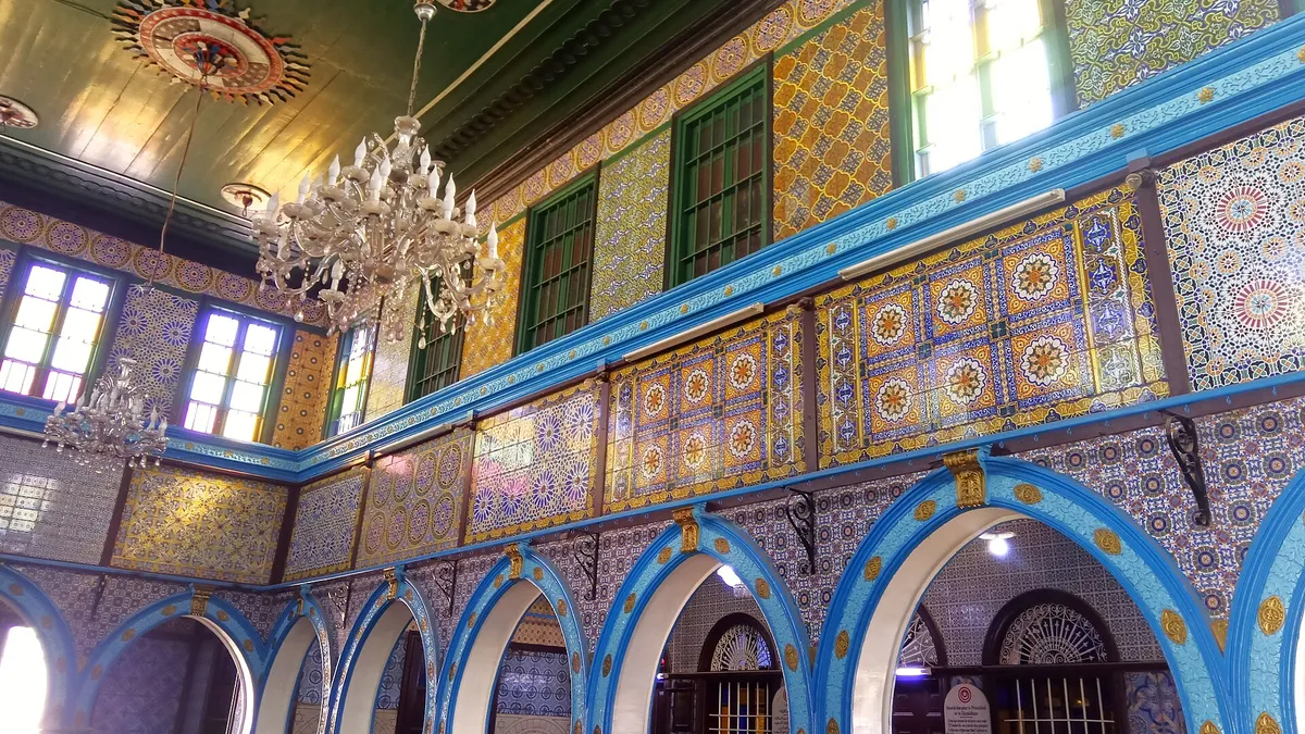 L'intérieur décoré de la synagogue de la Ghriba, à Djerba