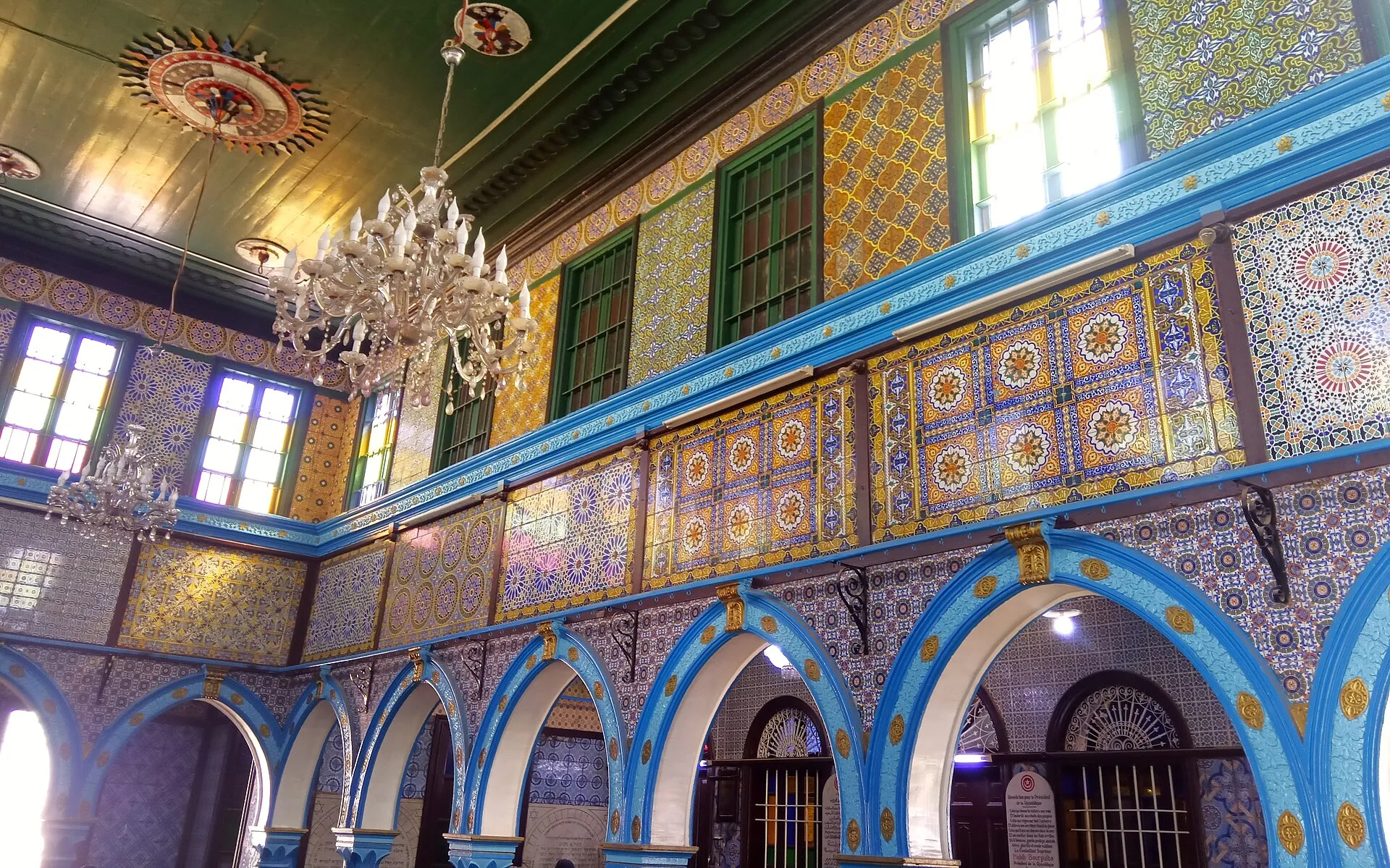 L'intérieur décoré de la synagogue de la Ghriba, à Djerba