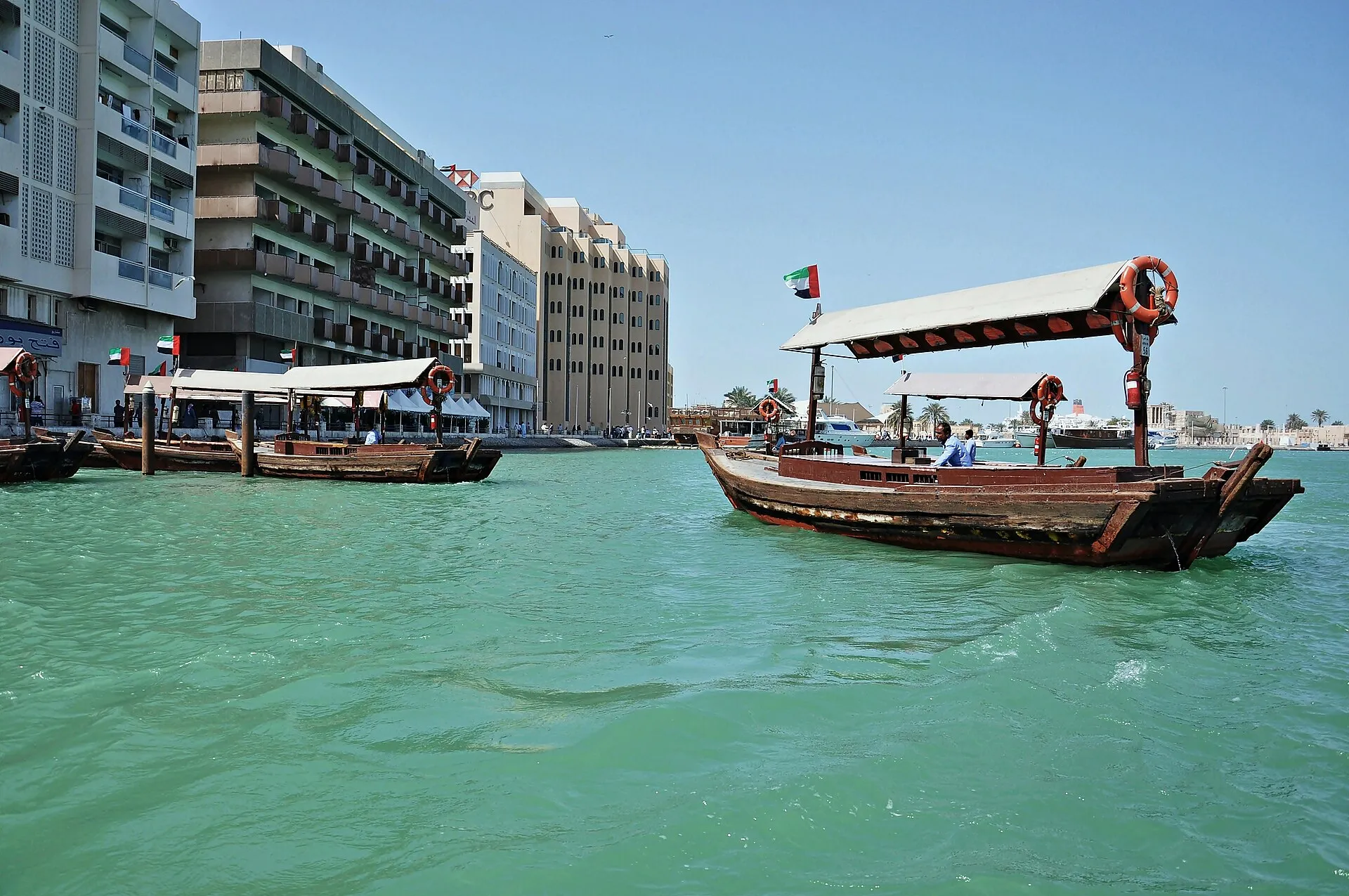 Des abras, bateaux traditionnels, sur la crique de Dubaï