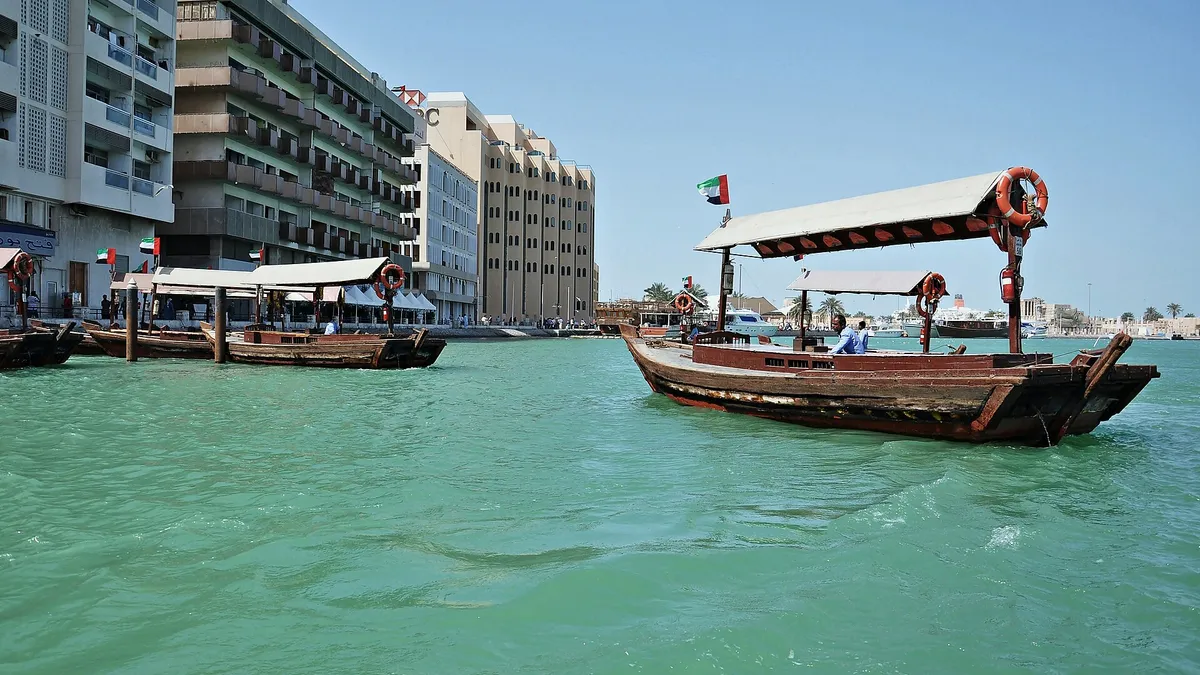 Des abras, bateaux traditionnels, sur la crique de Dubaï