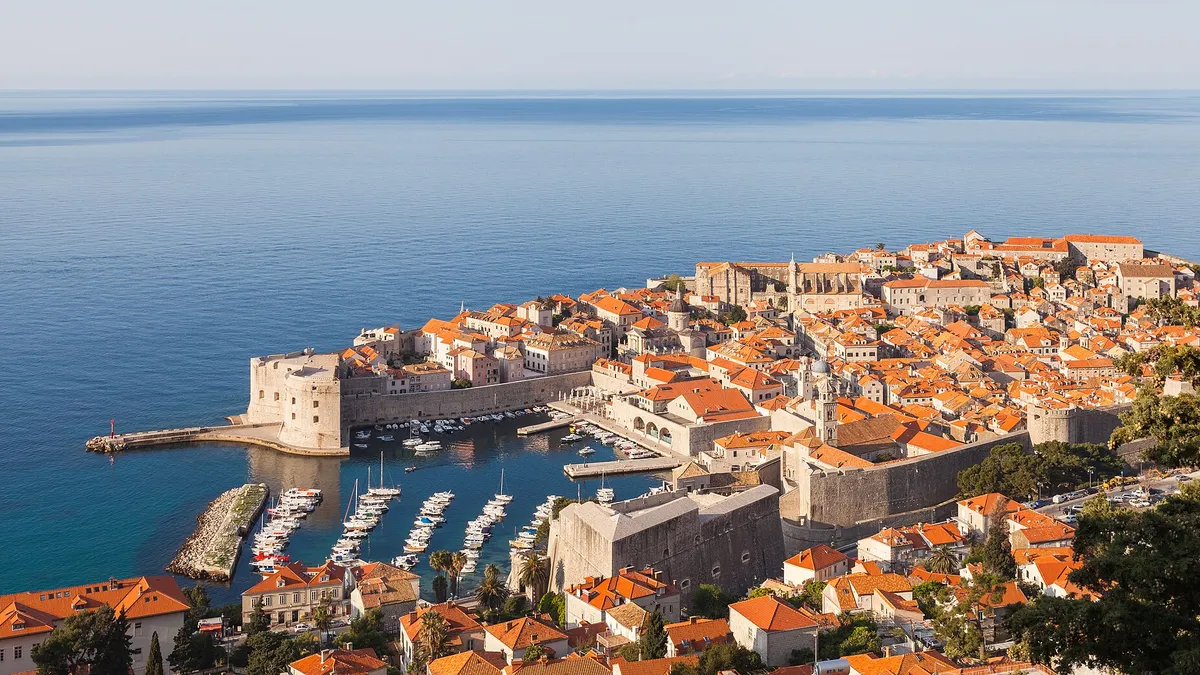La vieille ville fortifiée de Dubrovnik et son port, vus d'en haut