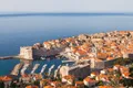 La vieille ville fortifiée de Dubrovnik et son port, vus d'en haut