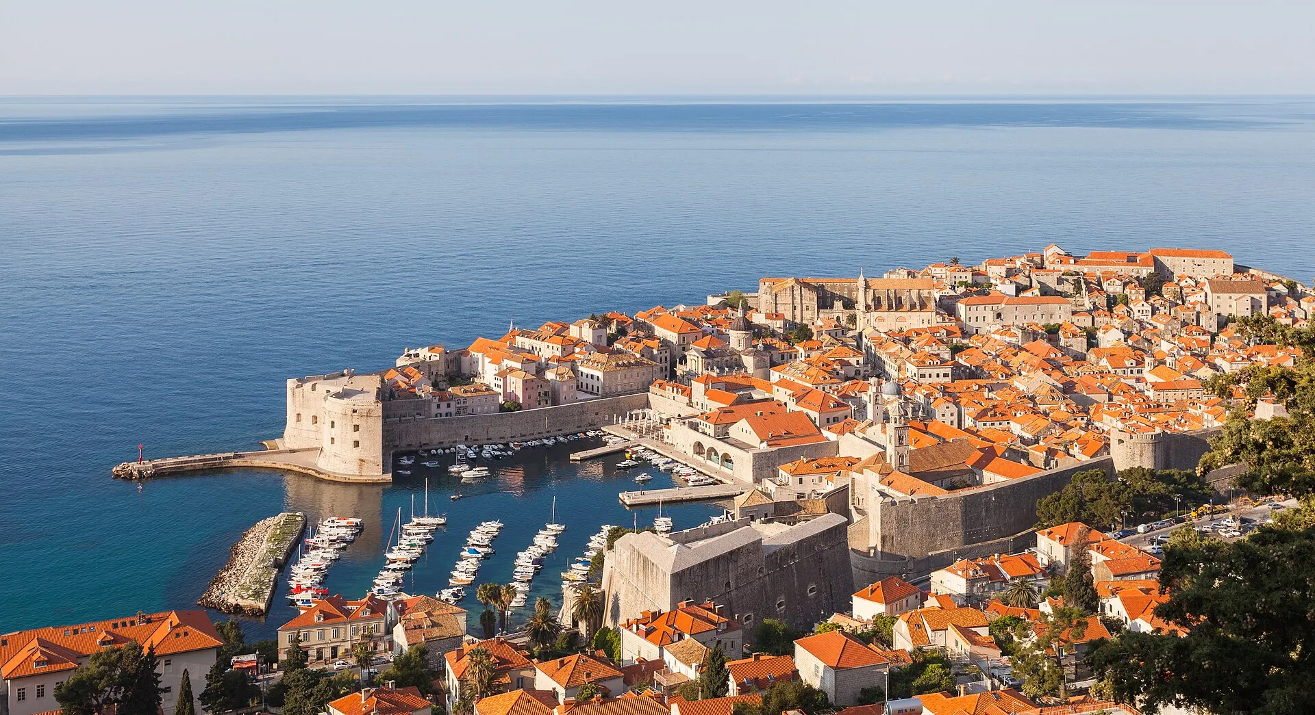 La vieille ville fortifiée de Dubrovnik et son port, vus d'en haut