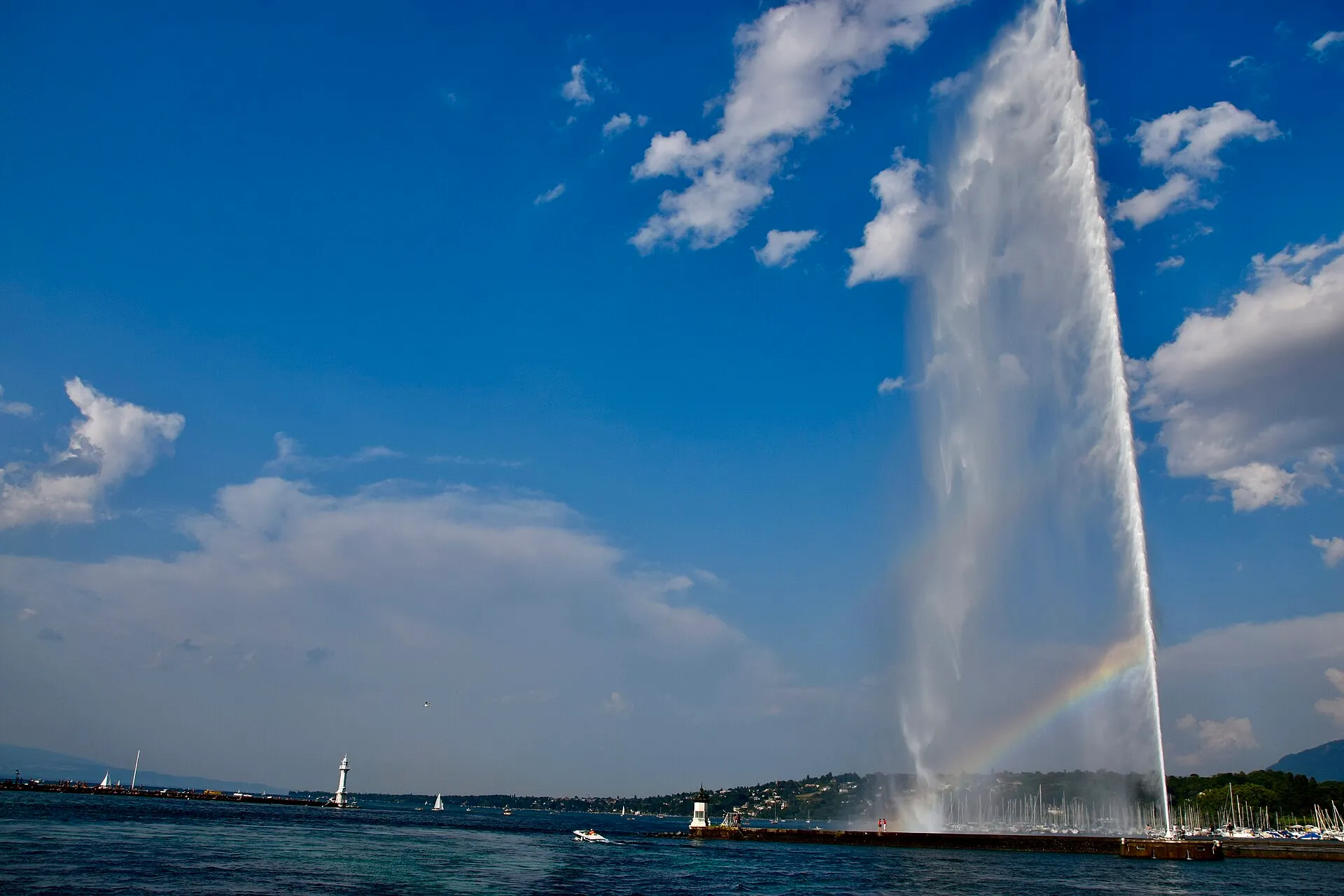 Le Jet d'eau de Genève sur le lac Léman, avec un arc-en-ciel