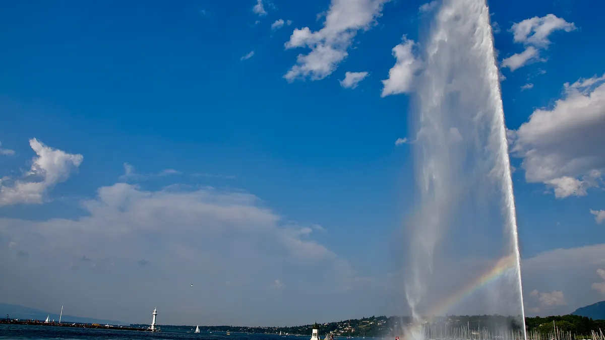 Le Jet d'eau de Genève sur le lac Léman, avec un arc-en-ciel