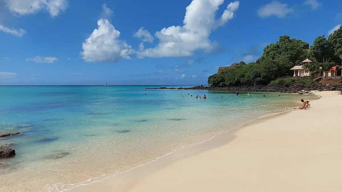 La plage de La Cuvette et son eau turquoise, à Grand Baie