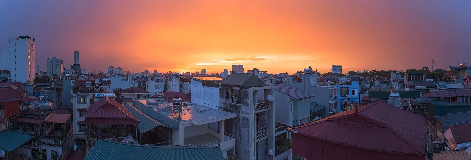 Les toits de Hanoï au coucher du soleil