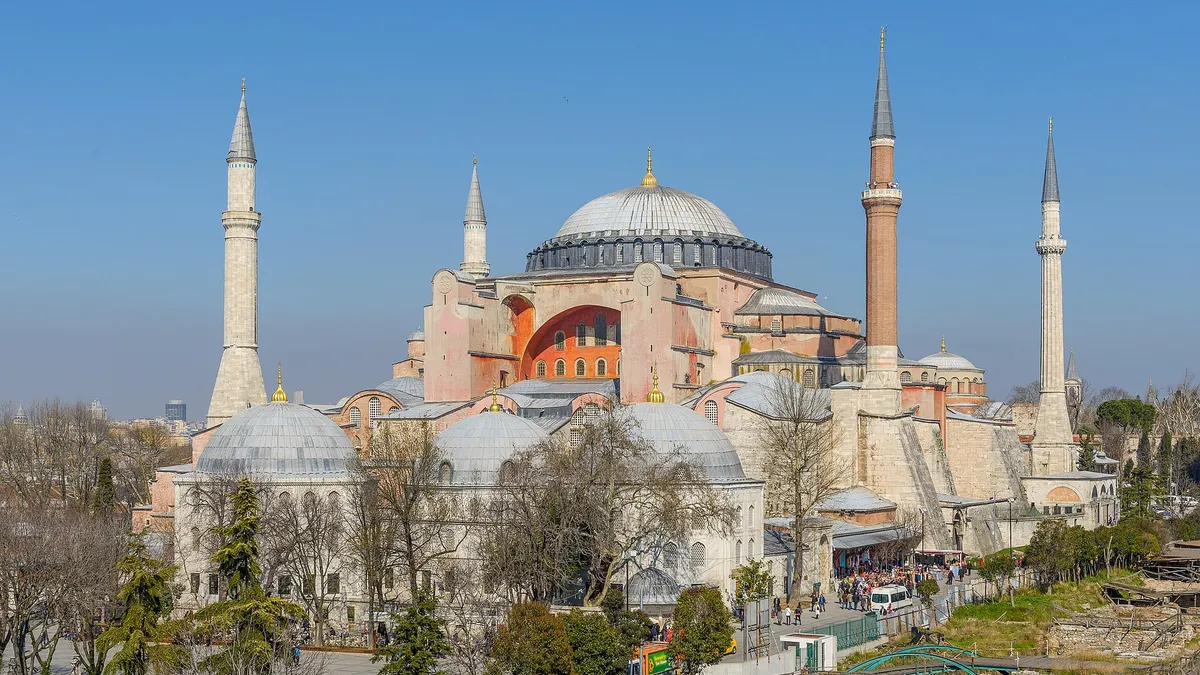 Sainte-Sophie à Istanbul sous un ciel bleu