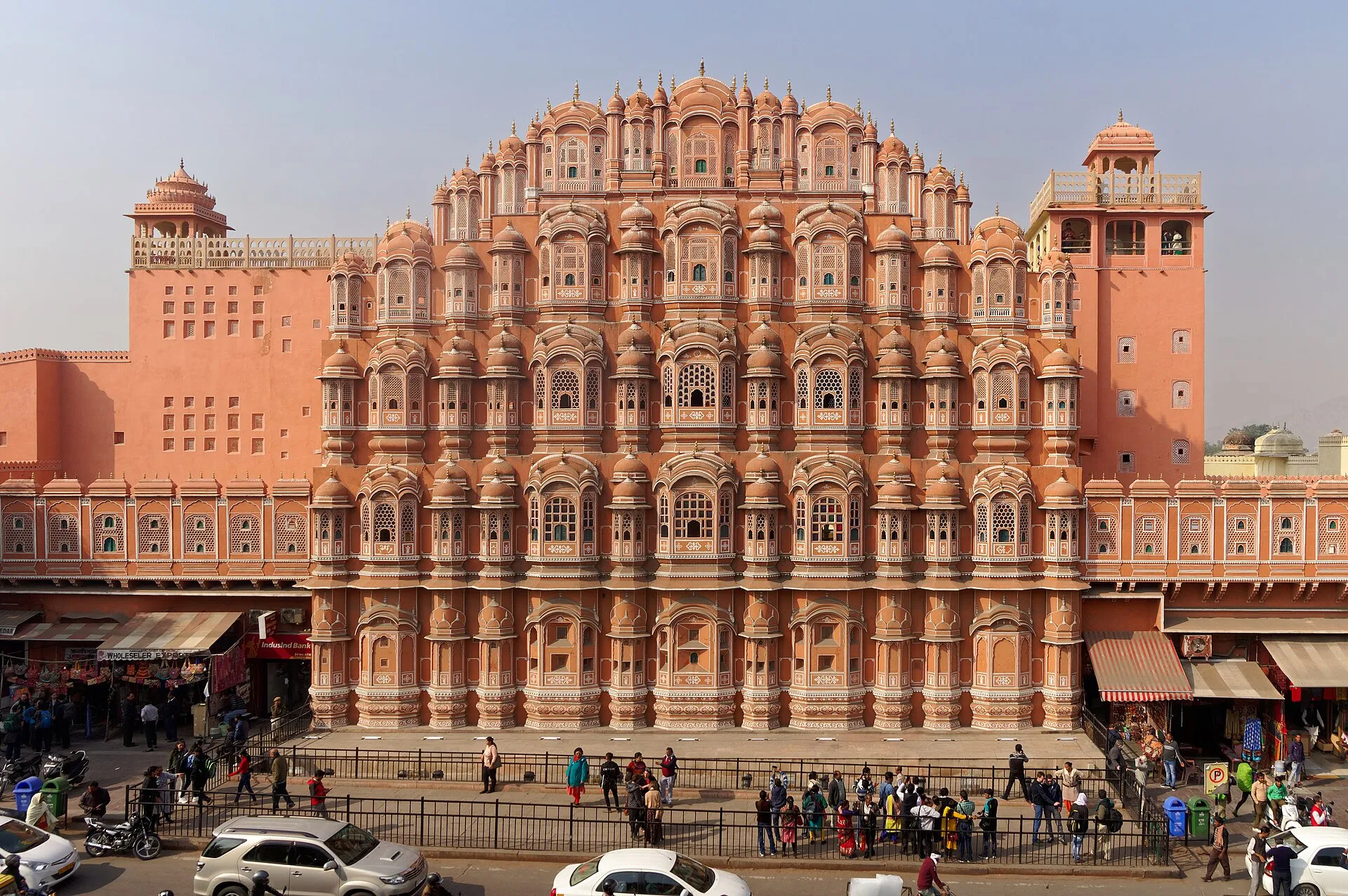 La façade rose du Hawa Mahal, le palais des Vents, à Jaipur