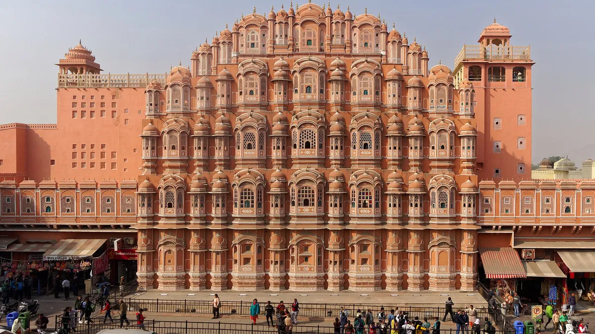 La façade rose du Hawa Mahal, le palais des Vents, à Jaipur