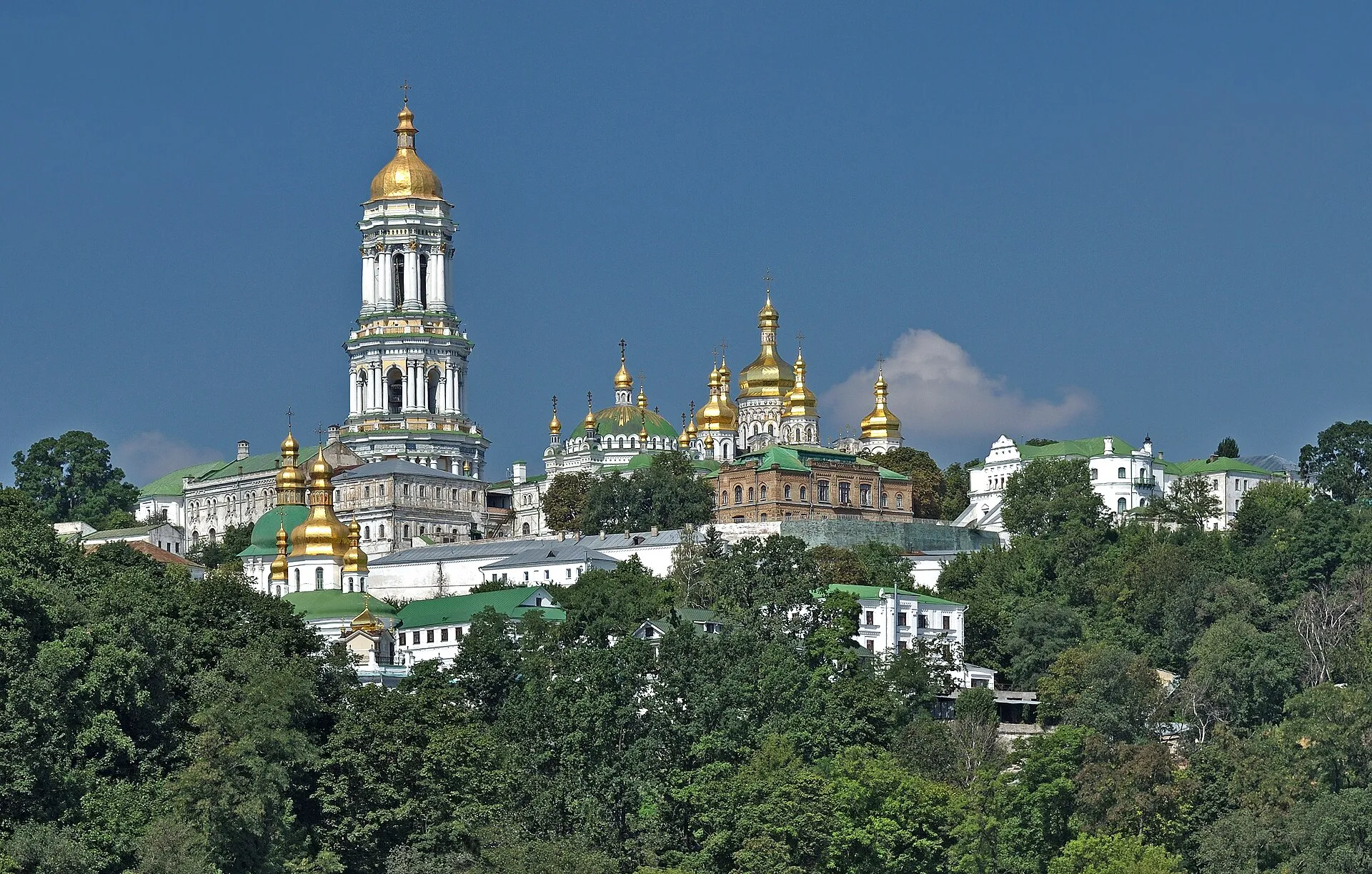 La laure des Grottes de Kyiv et ses coupoles dorées au-dessus du Dniepr