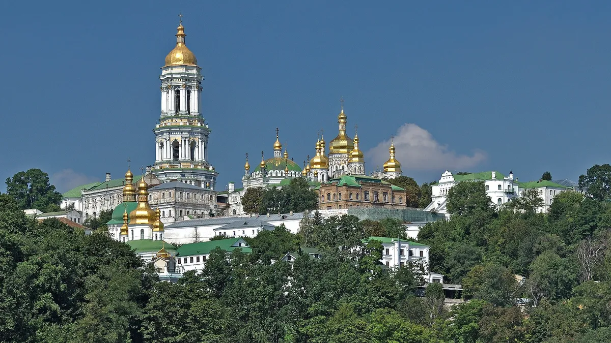 La laure des Grottes de Kyiv et ses coupoles dorées au-dessus du Dniepr