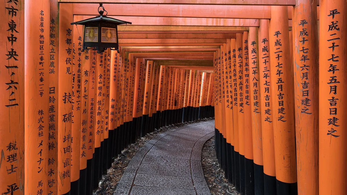 L'allée de portiques rouges du sanctuaire Fushimi Inari à Kyoto