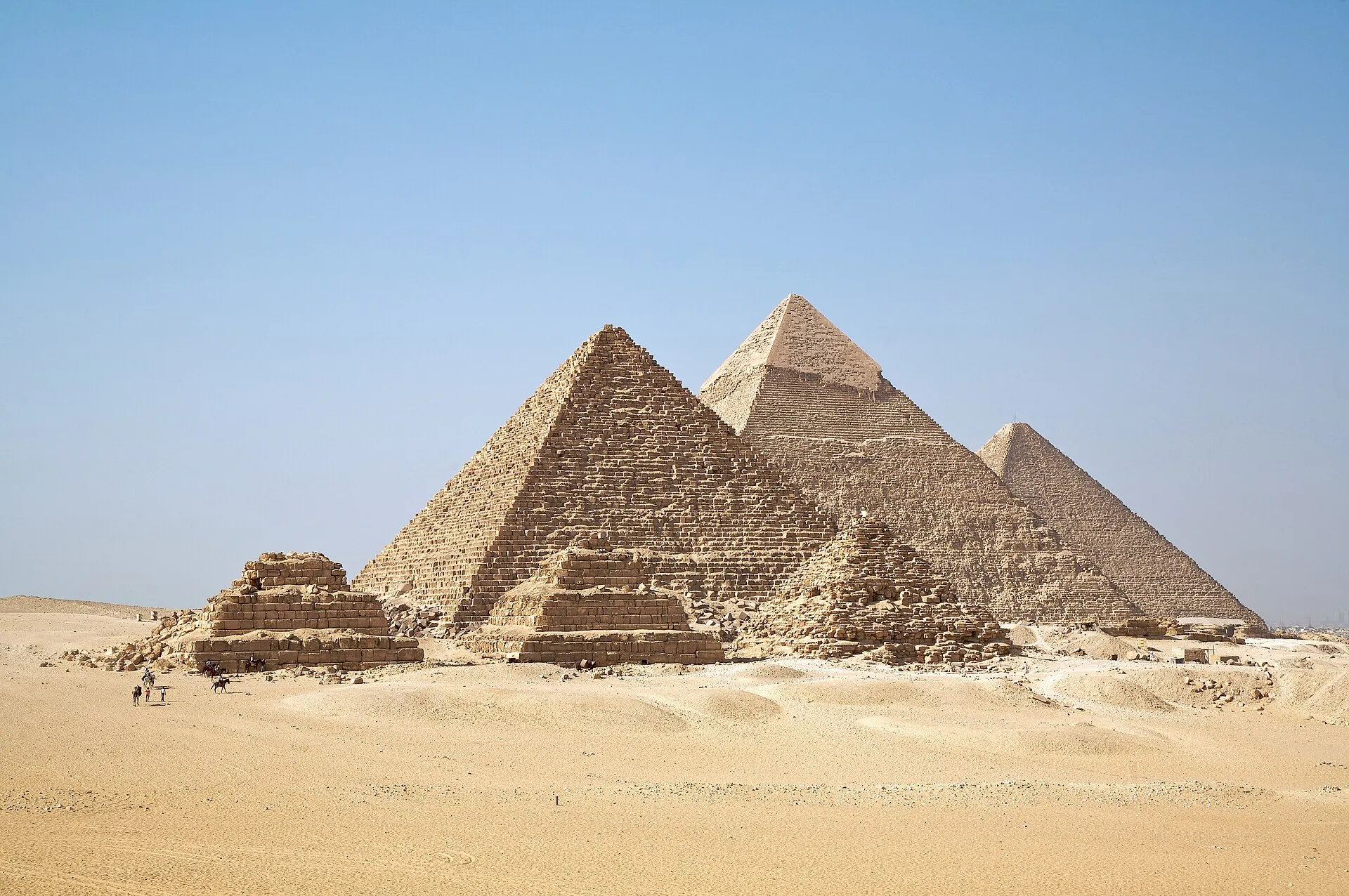 Les pyramides de Gizeh dans le désert, près du Caire