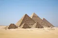 Les pyramides de Gizeh dans le désert, près du Caire