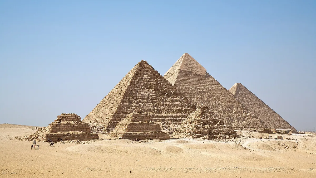 Les pyramides de Gizeh dans le désert, près du Caire