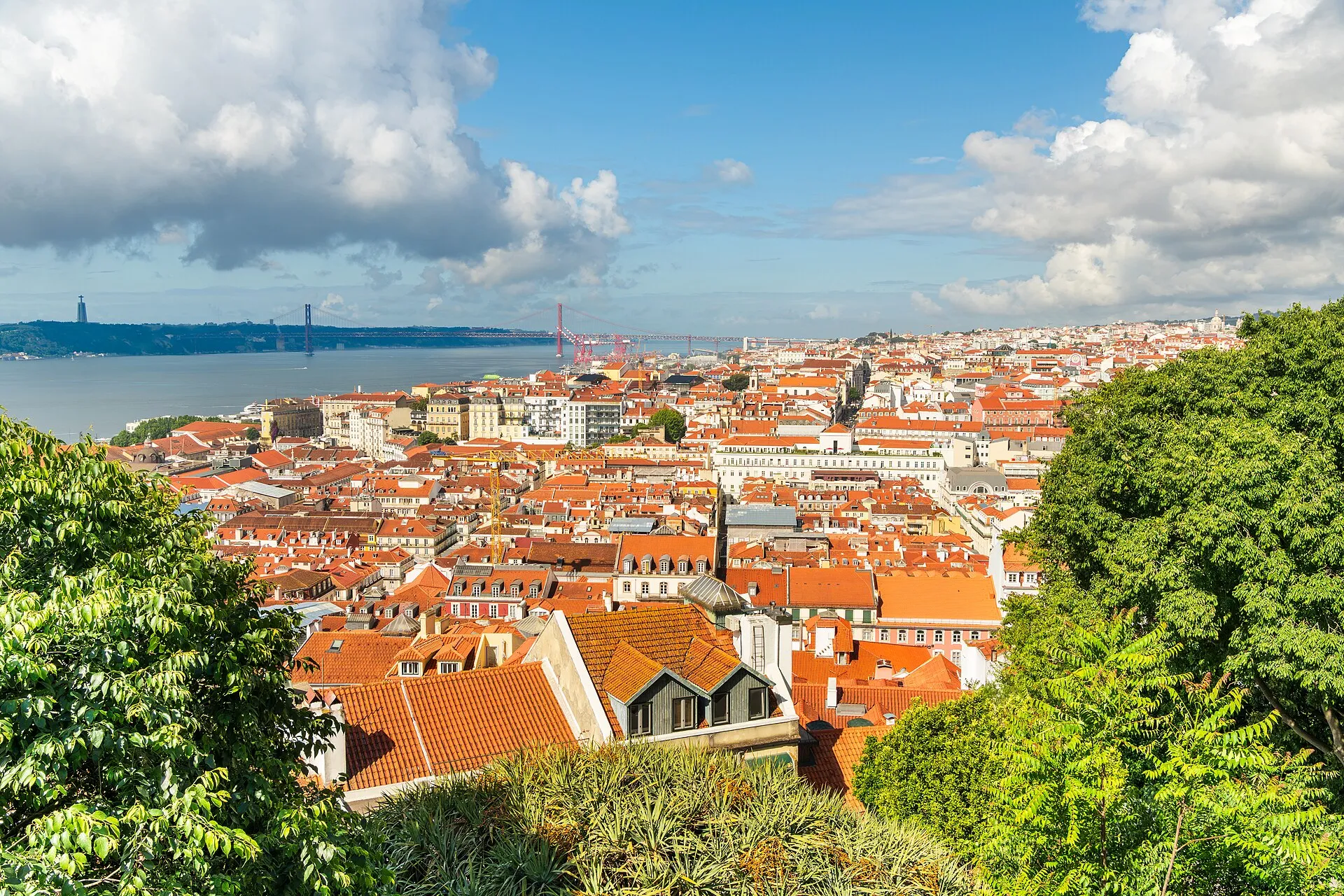 Vue sur les toits de Lisbonne et le Tage depuis le château Saint-Georges