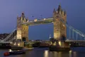 Le Tower Bridge de Londres illuminé au crépuscule