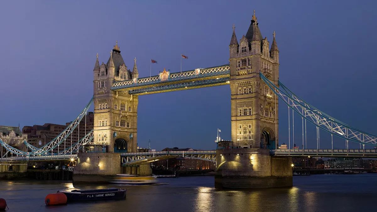 Le Tower Bridge de Londres illuminé au crépuscule