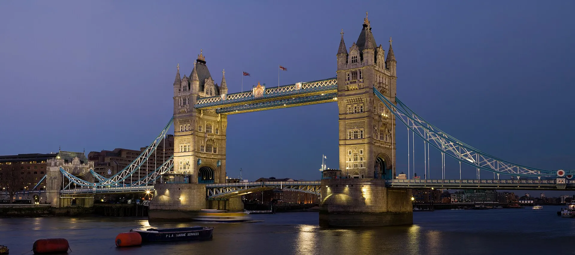 Le Tower Bridge de Londres illuminé au crépuscule