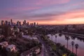 Les gratte-ciel de Downtown Los Angeles derrière le lac d'Echo Park, au crépuscule