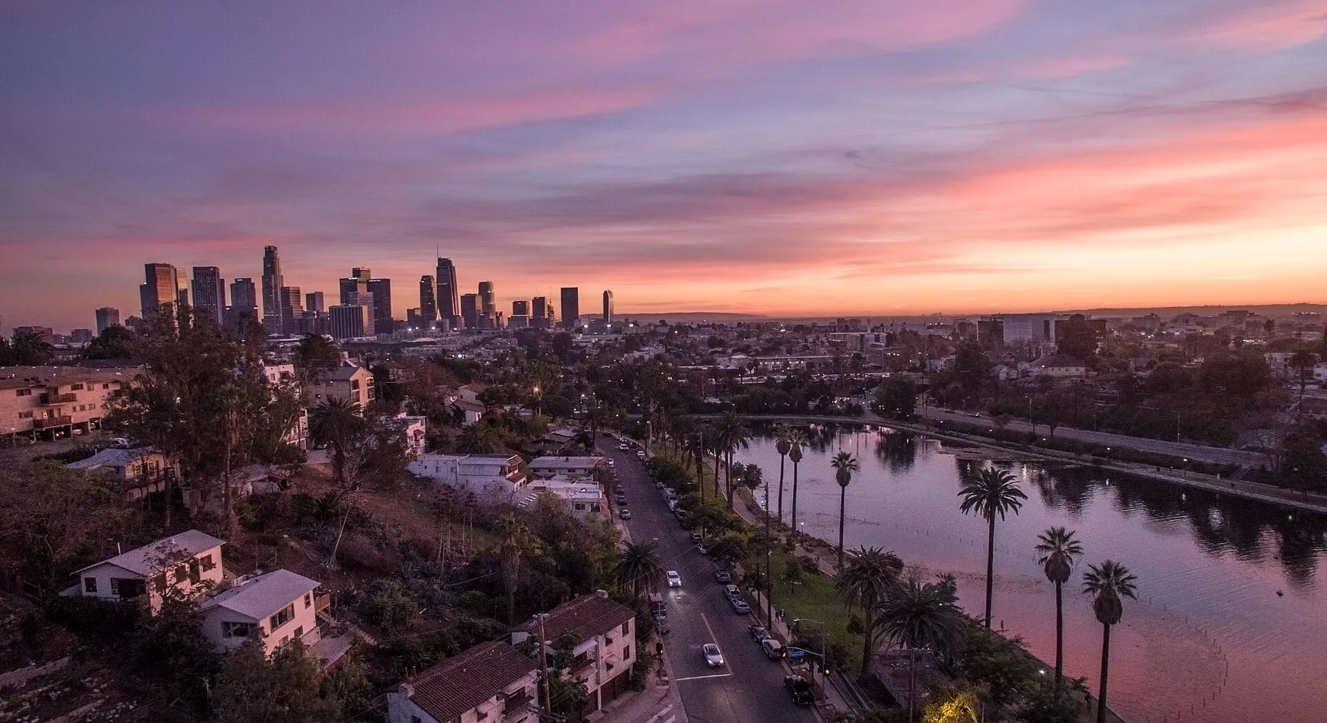 Les gratte-ciel de Downtown Los Angeles derrière le lac d'Echo Park, au crépuscule