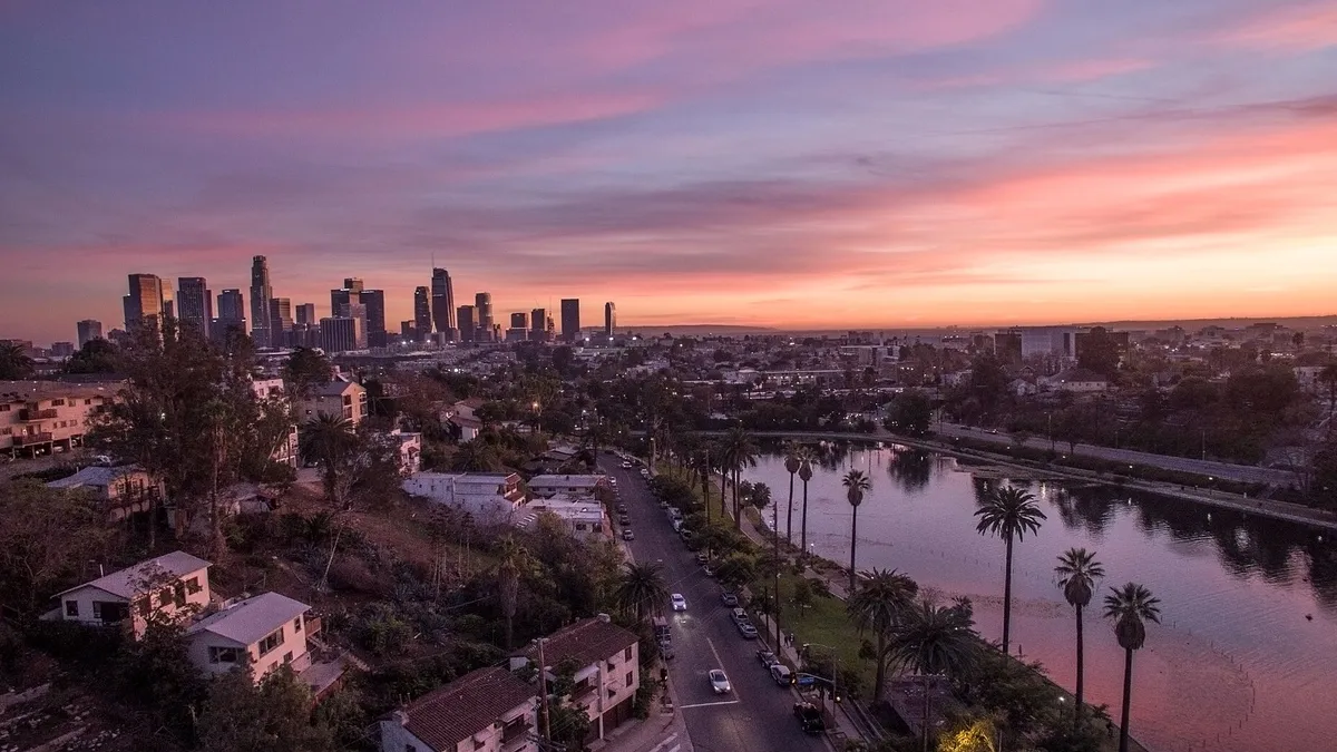 Les gratte-ciel de Downtown Los Angeles derrière le lac d'Echo Park, au crépuscule