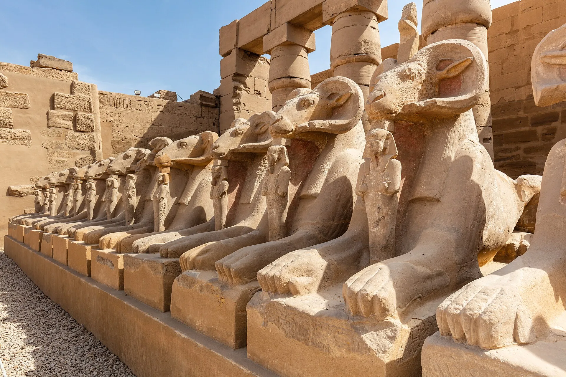 L'allée de sphinx à tête de bélier du temple de Karnak, à Louxor