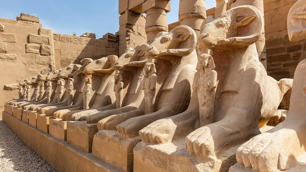 L'allée de sphinx à tête de bélier du temple de Karnak, à Louxor