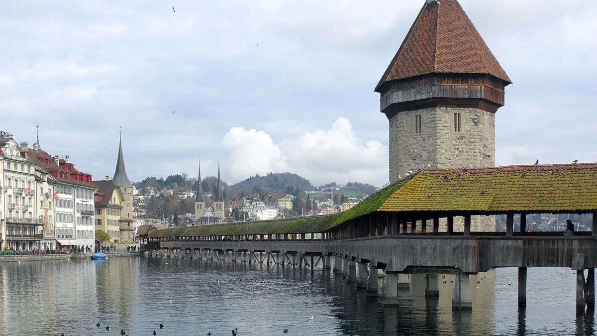 Le pont de la Chapelle et sa tour sur la Reuss, à Lucerne