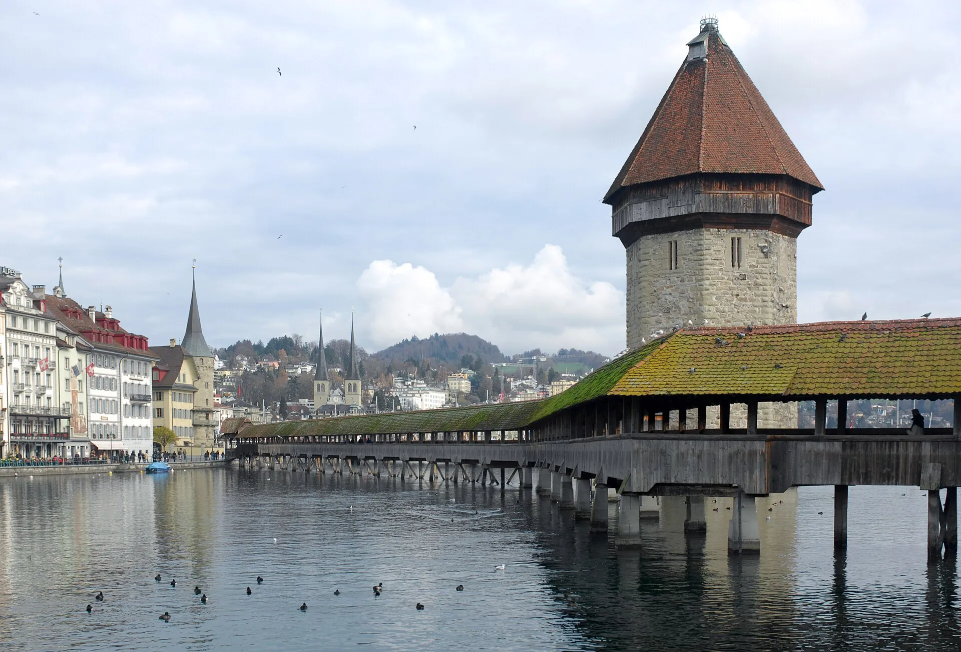 Le pont de la Chapelle et sa tour sur la Reuss, à Lucerne