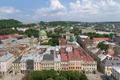 Les toits de la vieille ville de Lviv vus depuis la tour de l'hôtel de ville