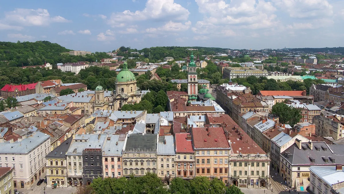 Les toits de la vieille ville de Lviv vus depuis la tour de l'hôtel de ville