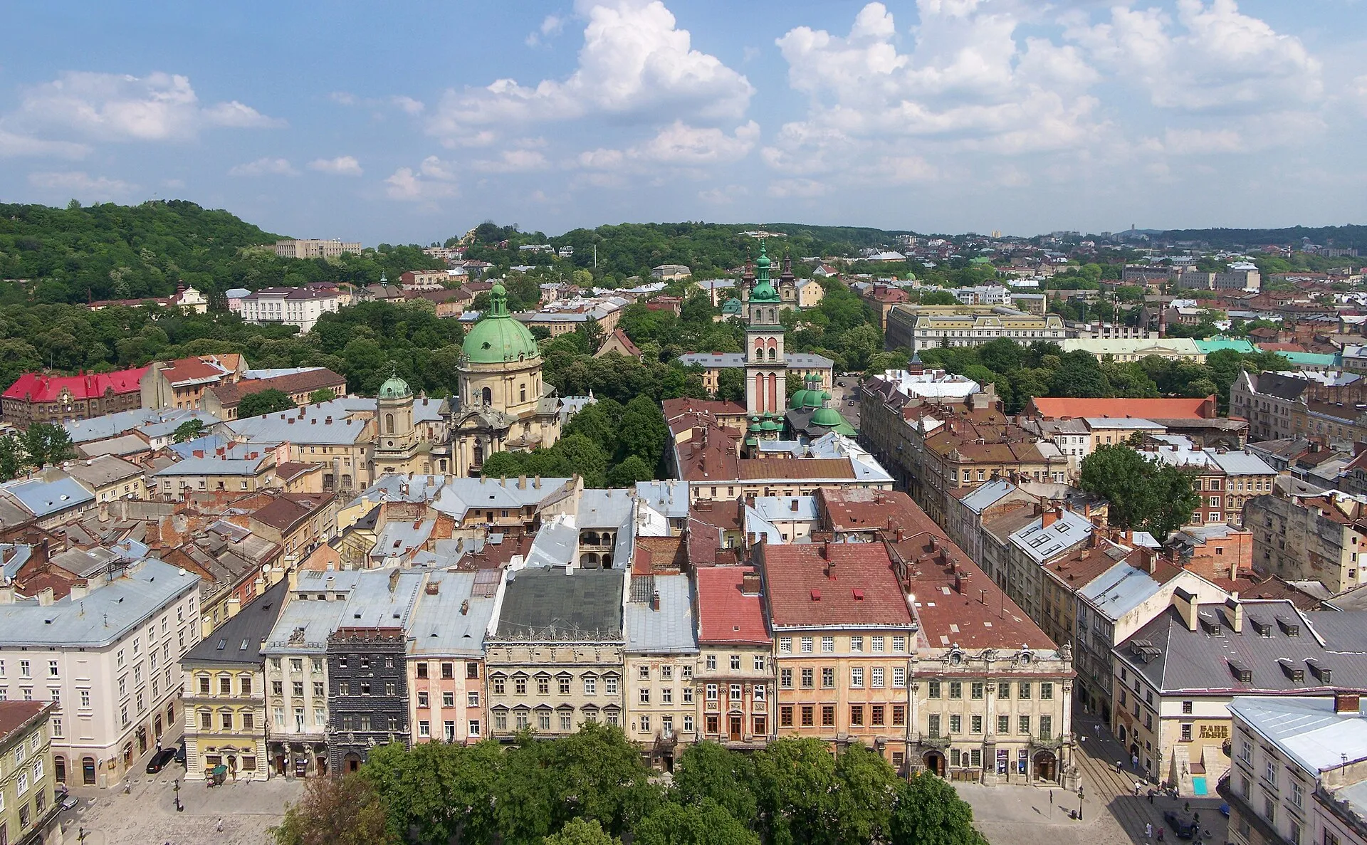 Les toits de la vieille ville de Lviv vus depuis la tour de l'hôtel de ville